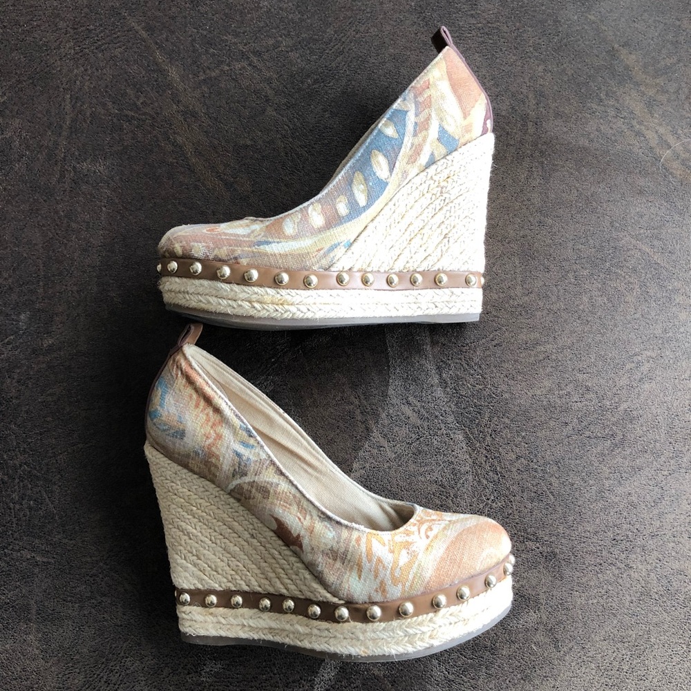 HOST PICK 🎉 ALDO -6.5- Gold Studded Wedges in spring/summer paisley print